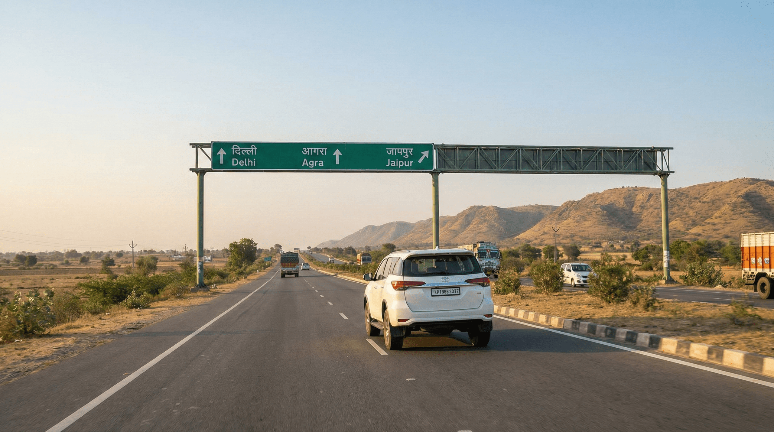Delhi Agra Jaipur road trip highway view